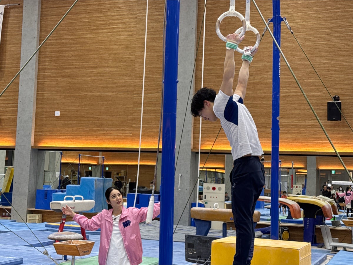 佐々木希、岡慎之助選手（C）フジテレビ