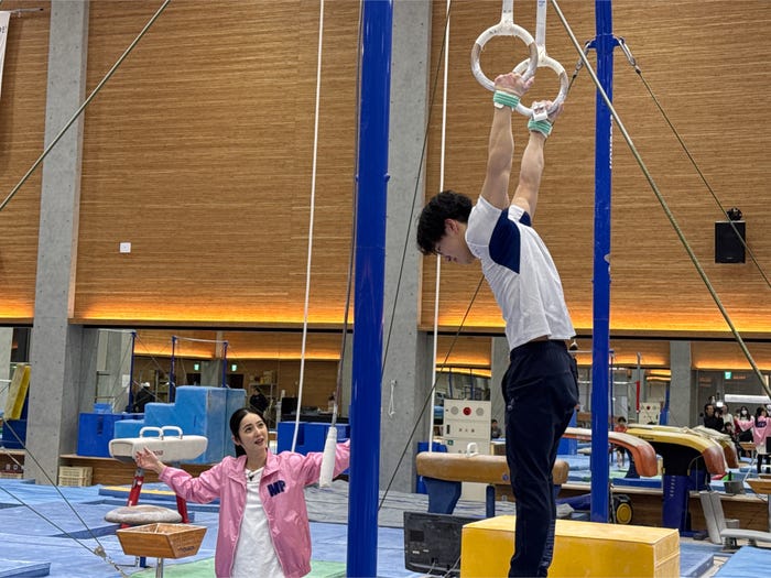 佐々木希、岡慎之助選手(C)フジテレビ