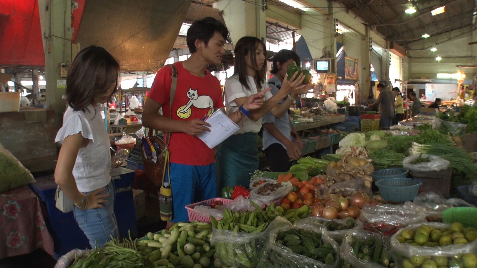 買い出しに行くメンバー／「あいのり：Asian Journey」第16話より（C）フジテレビ