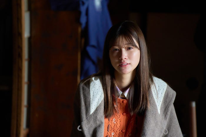 生見愛瑠「日曜の夜ぐらいは…」第4話より(C)ABCテレビ