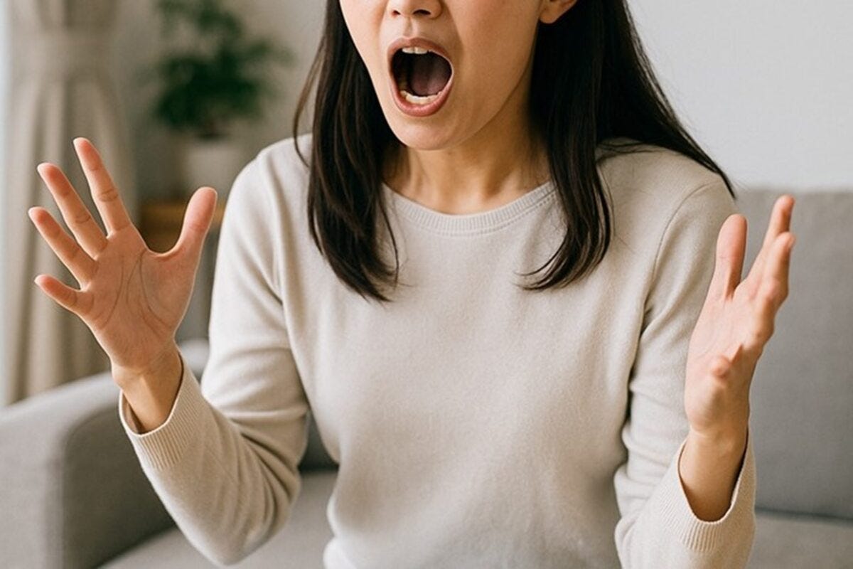 叫ぶ女性