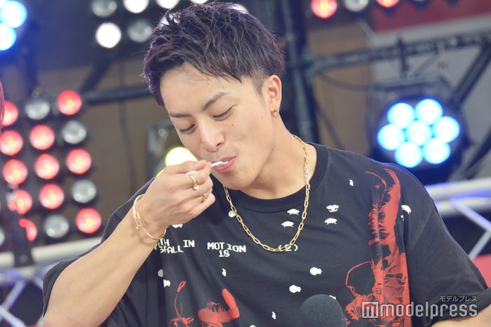ケーキを頬張る白濱亜嵐 (C)モデルプレス