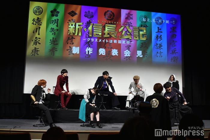 “キンプリ緊急オーディション”を客席側から審査する永瀬廉、キンプリっぽいと思うポーズや表情を各々繰り広げる西畑大吾らキャスト陣、笑い崩れる山田杏奈(C)モデルプレス