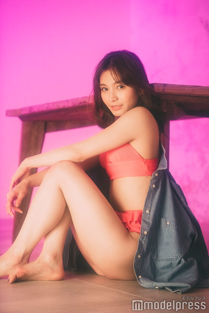 水着:タンガビキニボトム&ブラジリアンビキニボトム/レッド(H&M)/シャツ:デニムオーバーサイズシャツ(UNIQLO)/ほのか(C)モデルプレス