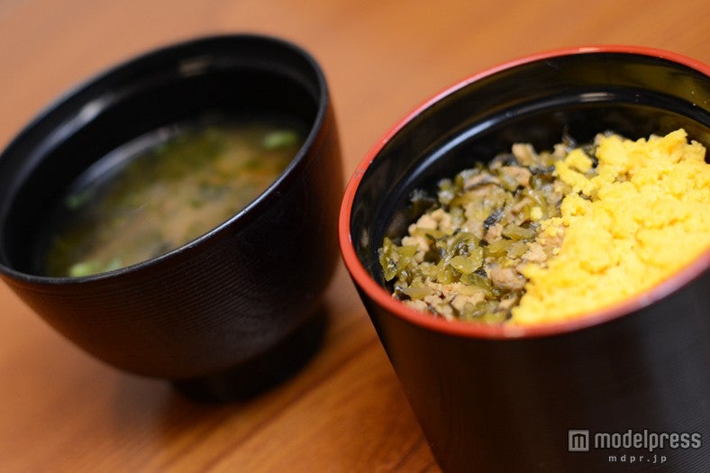 豚と高菜のピリ辛煮と煎り玉子の2色ご飯、味噌汁