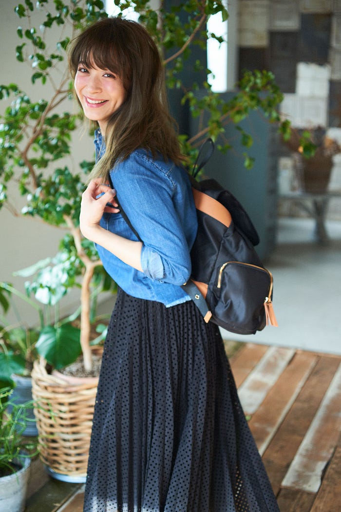 リュック¥4,629、デニムシャツ¥2,777/ともにH&Mカスタマーサービス、スカート¥59,000/AULA(ドラスティック)(C)TOPLOG