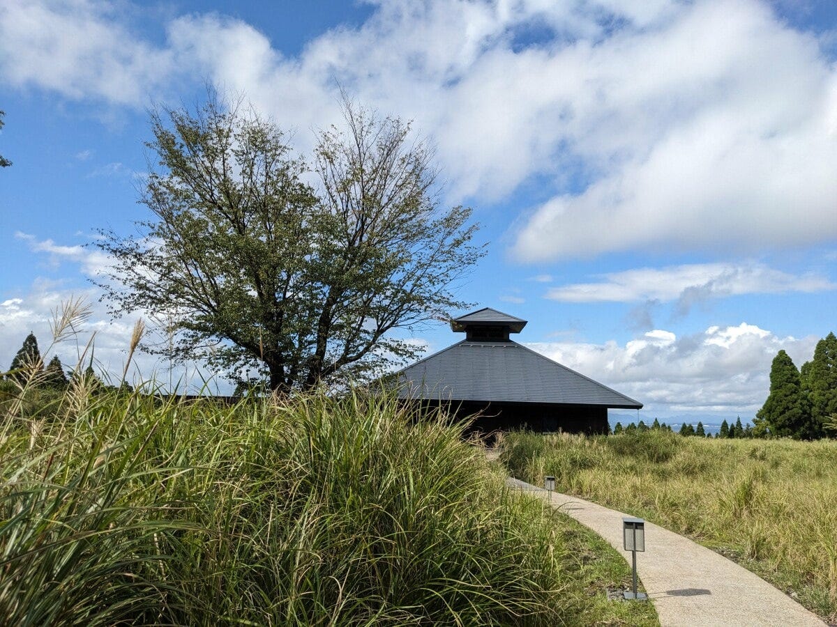 スロープカーを降りた先、すすき野原の中に温泉棟は佇む（界