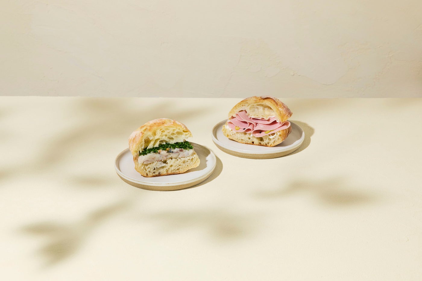 写真左：さばポテト サンドイッチ、右：ピスタチオハム&amp;チーズサンドイッチ／提供画像