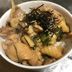 忙しい日にぴったり!とっても簡単でおいしい!「ピーマンとエリンギと鶏肉の照り焼き丼」