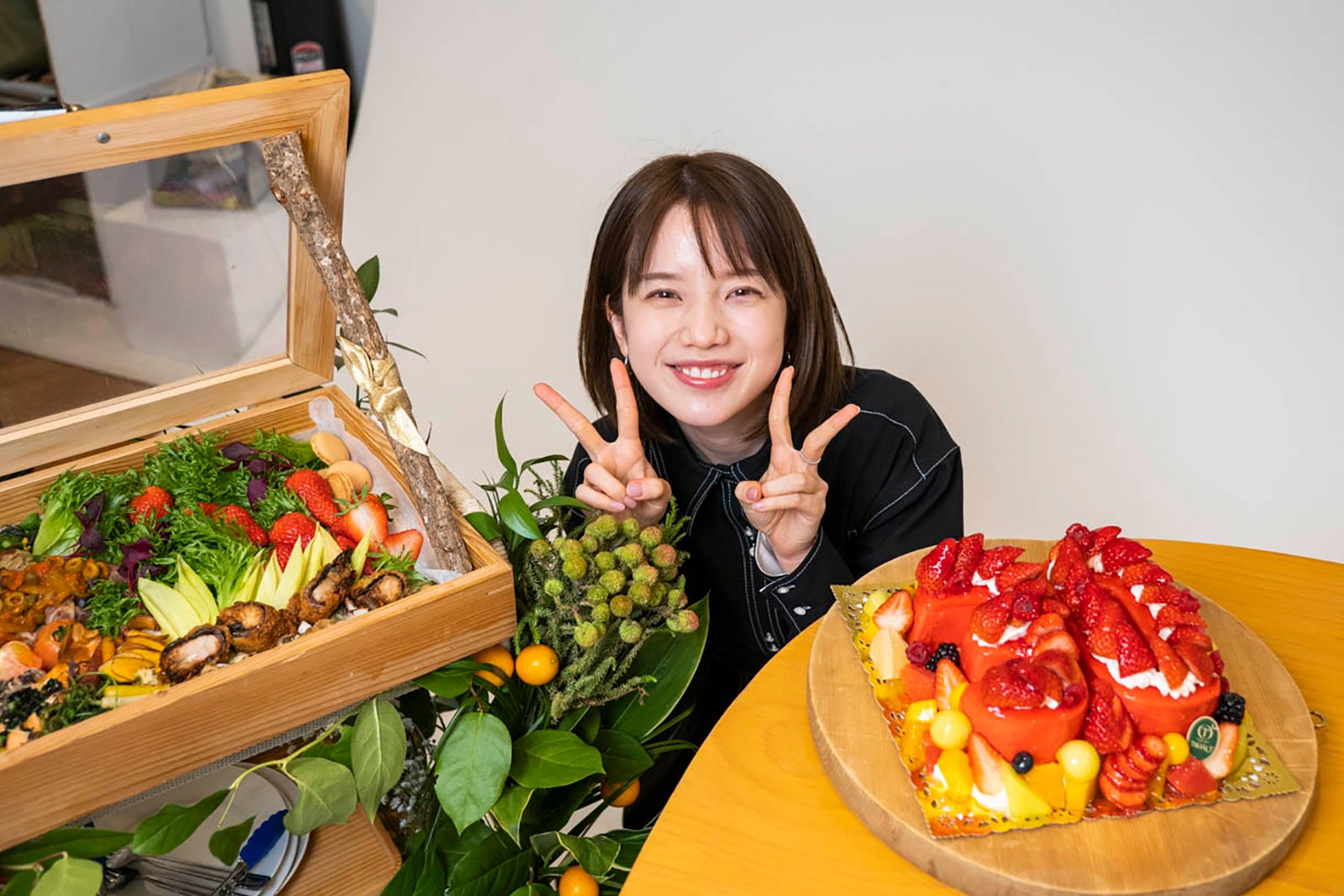 弘中綾香アナ、初フォトエッセイ2度目の重版決定 田中みな実も帯でコメント＜弘中綾香の純度100％＞