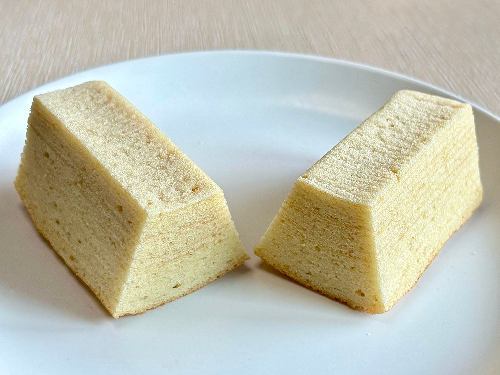 バナナとヨーグルトの風味がふんわり広がる、甘さ控えめのバウムです