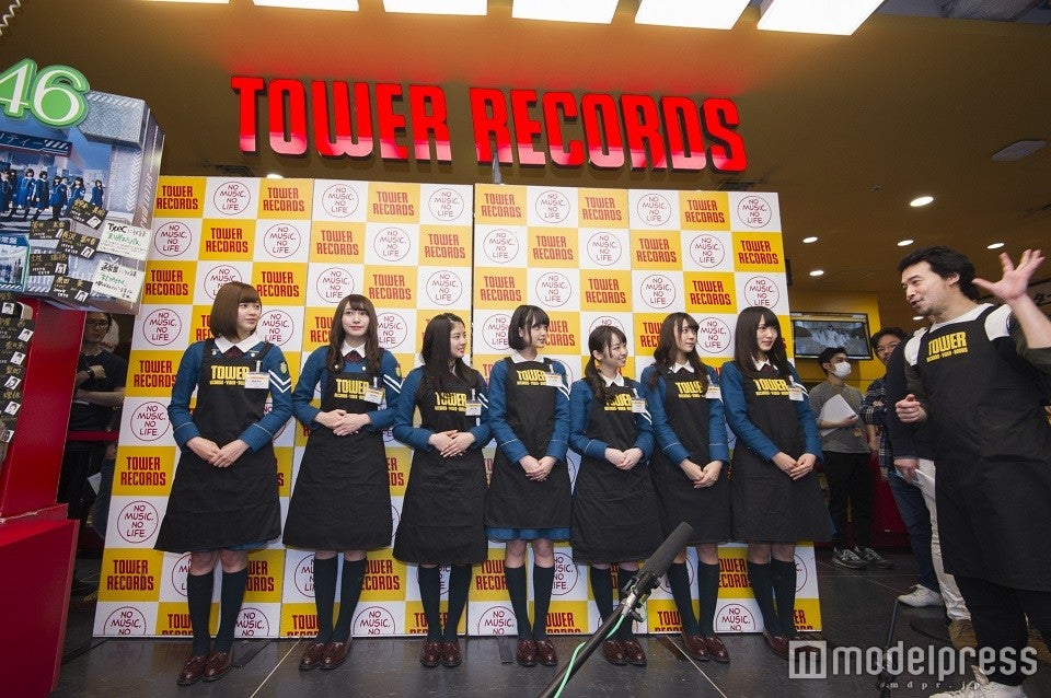 欅坂46（左から）渡邉理佐、渡辺梨加、鈴本美愉、平手友梨奈、今泉佑唯、小林由依、菅井友香／タワーレコード渋谷店
