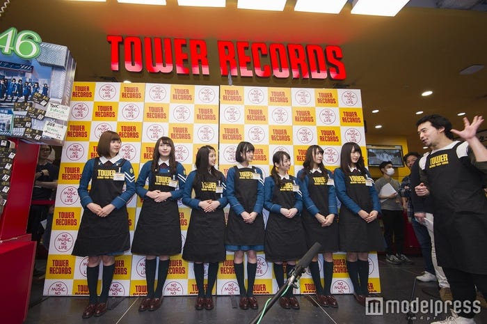 欅坂46(左から)渡邉理佐、渡辺梨加、鈴本美愉、平手友梨奈、今泉佑唯、小林由依、菅井友香/タワーレコード渋谷店