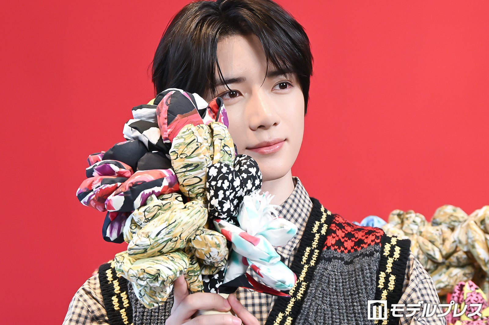 花束を持ってポーズを決めるBEOMGYU（ボムギュ）（C）モデルプレス