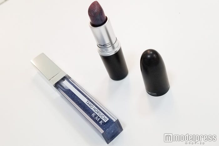 M・A・C(リップスティック/ON AND ON)RMK(リップジェリーグロス/ワンダーブルー)(C)モデルプレス