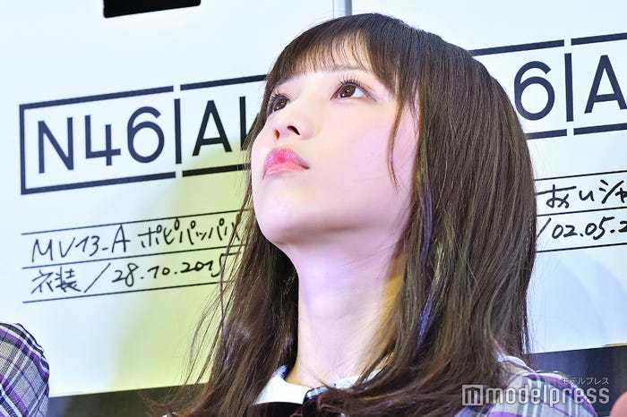 考える与田祐希(C)モデルプレス