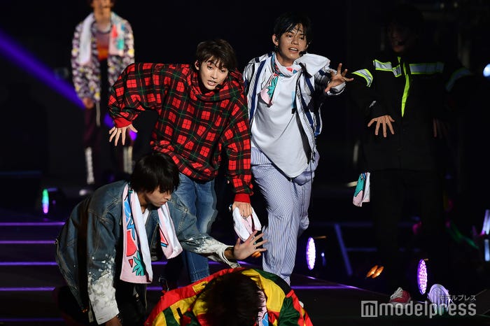 転んだタクヤを放っておけないタカシも出遅れる/超特急 (C)モデルプレス