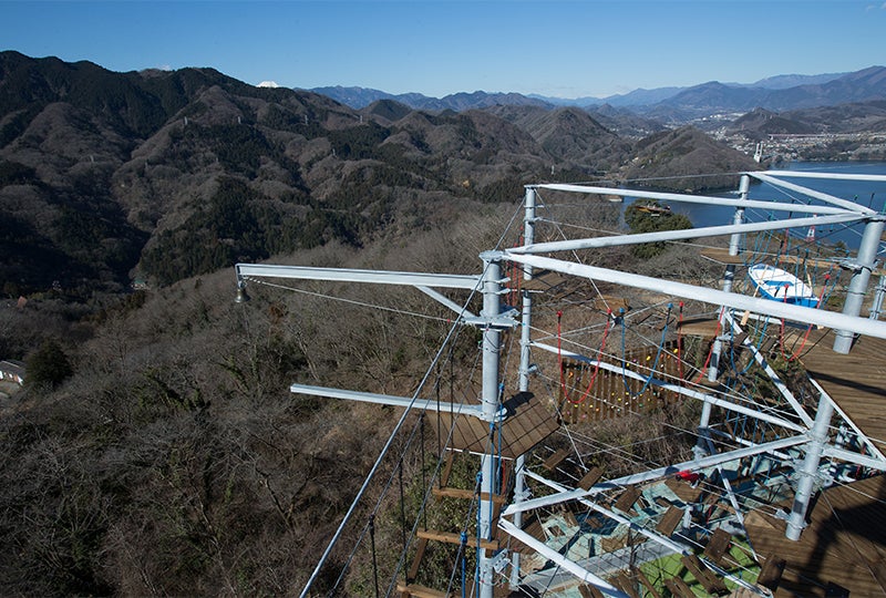崖に迫りだすようなデザイン／画像提供：富士急行
