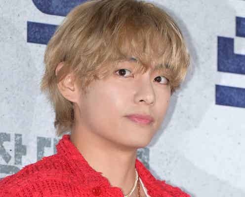 BTS・V、鮮烈青髪ロング姿で美腹筋披露「神々しい」「人間離れした美しさ」反響続々