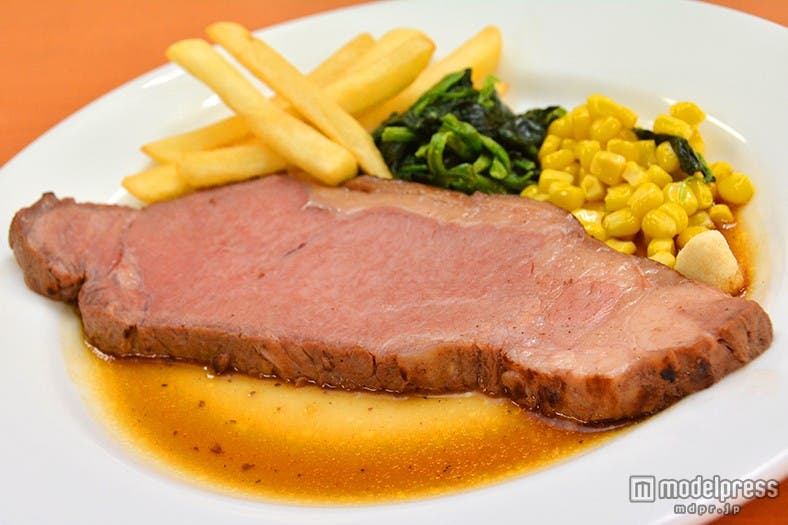 牛肉の部位で最もやわらかいサーロインを使用した「アンガスサーロインのローストビーフ」¥1,598