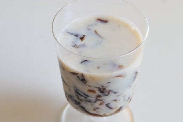 牛乳を注いで軽く混ぜる。