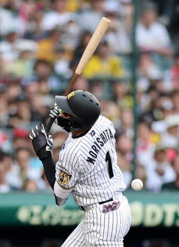 阪神・森下が背中に死球 高橋宏の149キロ速球を受け、本塁で座り込む 藤川監督も駆けつけてベンチ裏へ スタンドは怒号の後にプレー再開で拍手