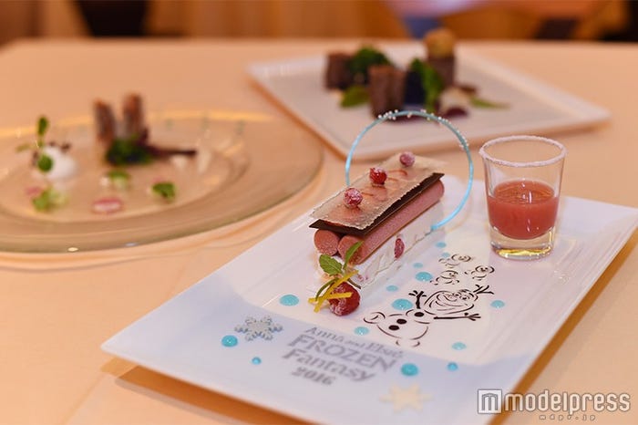 “アナとエルサのフローズンファンタジー”エンパイアディナー¥11110(C)モデルプレス