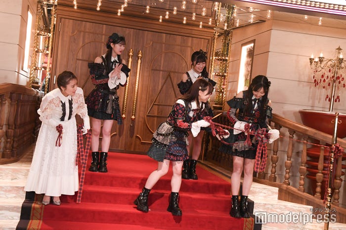 テープカットに登場した高橋みなみ、八木愛月、倉野尾成美、佐藤綺星、小栗有以(C)モデルプレス