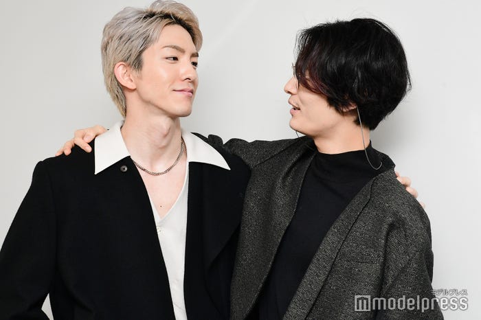 (左から)前田公輝、塩野瑛久(C)モデルプレス