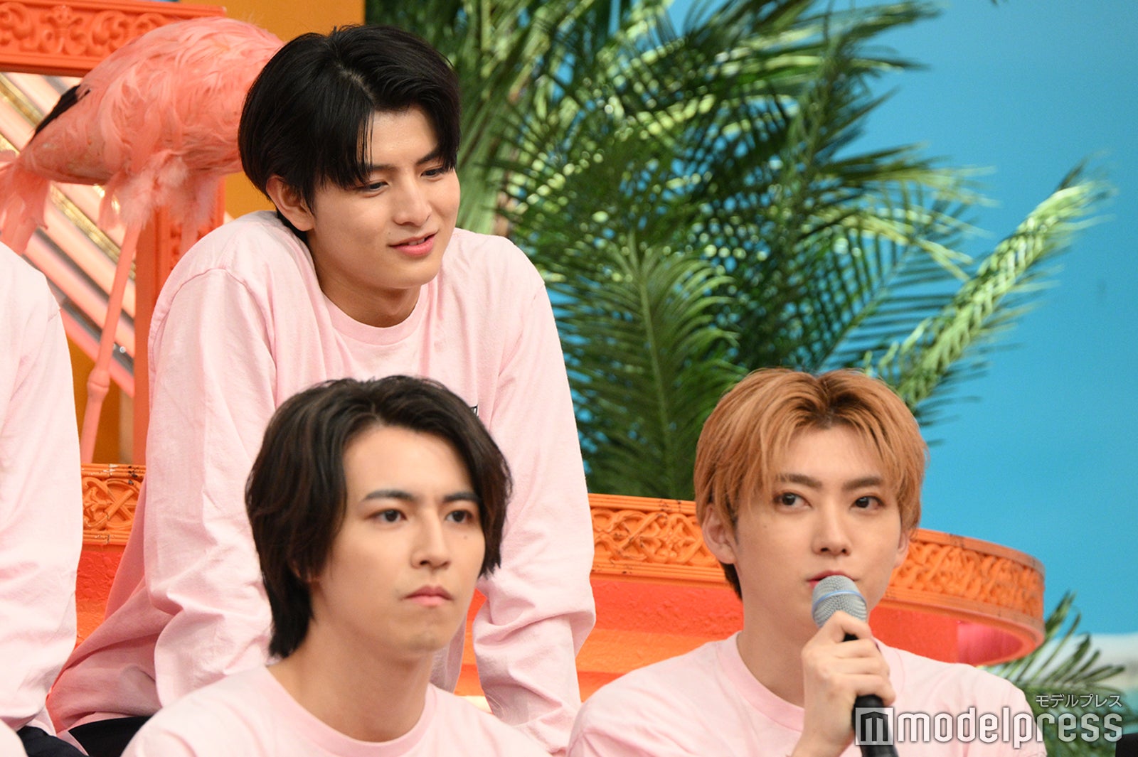 タカシとユーキを見つめるハル（C）モデルプレス