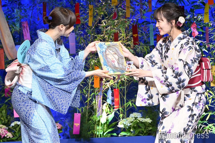 伊原六花が描いた似顔絵を受け取る広瀬すず (C)モデルプレス