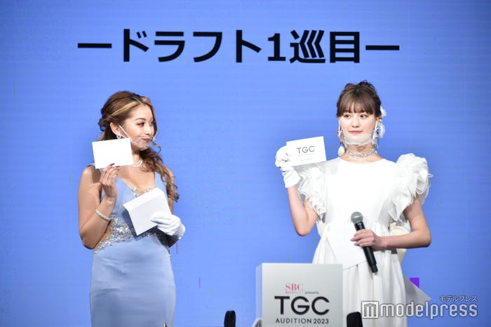 ドラフトのくじを引くゆきぽよ、鶴嶋乃愛 (C)モデルプレス