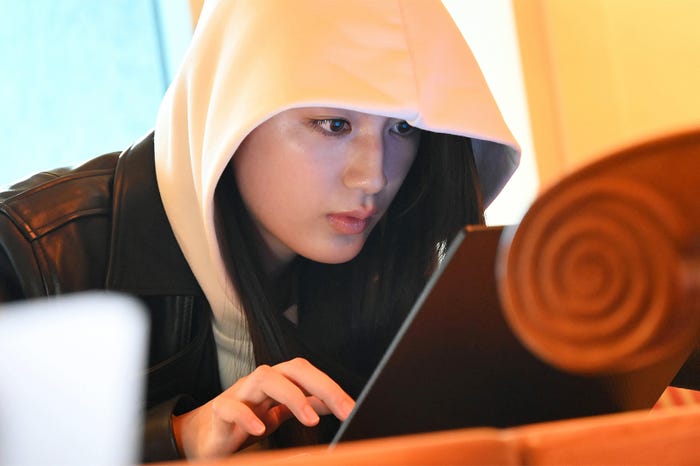 八木莉可子「潜入兄妹 特殊詐欺特命捜査官」第1話(C)日本テレビ