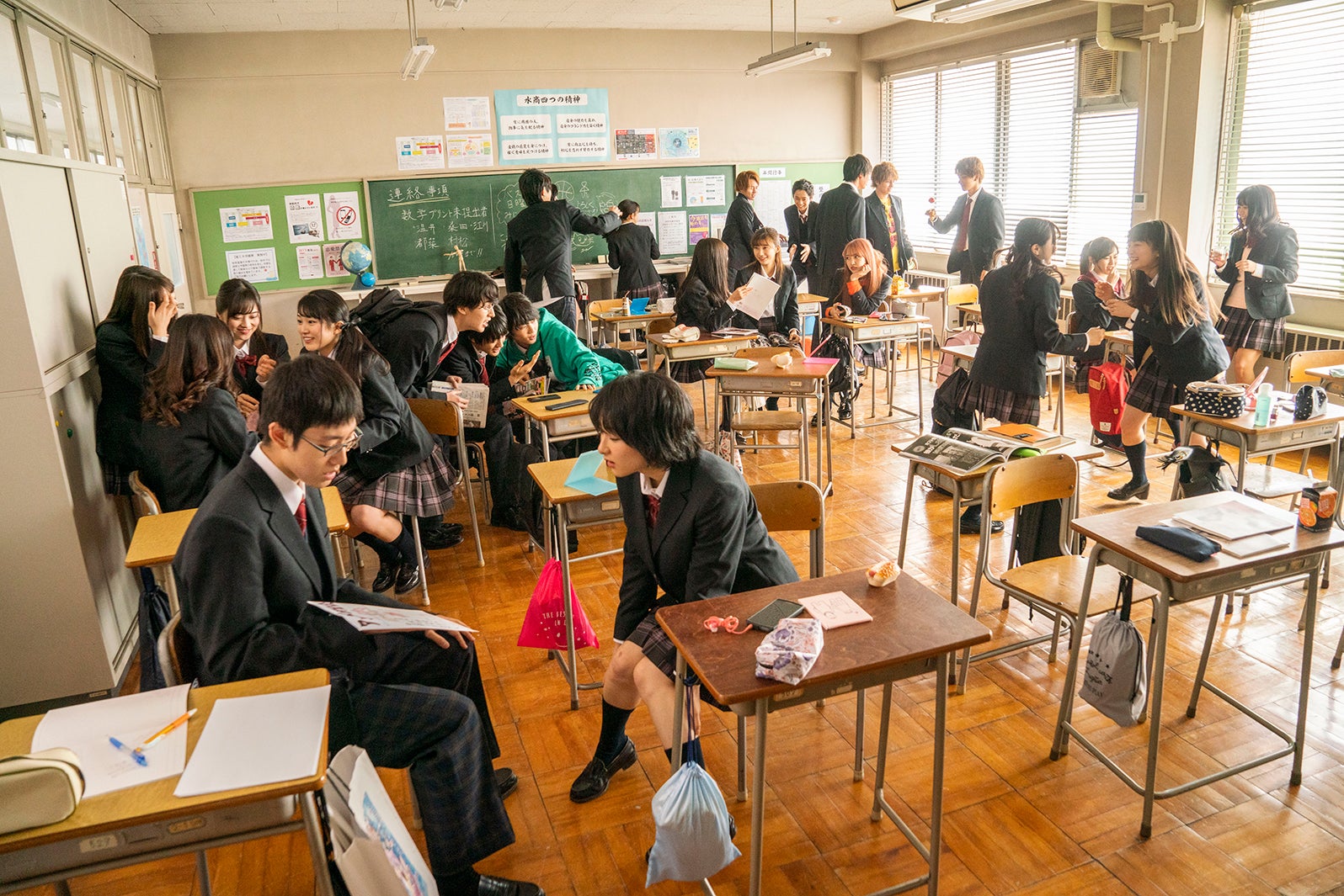 （手前右）早乙女ゆう（C）「都立水商！～令和～」製作委員会・MBS