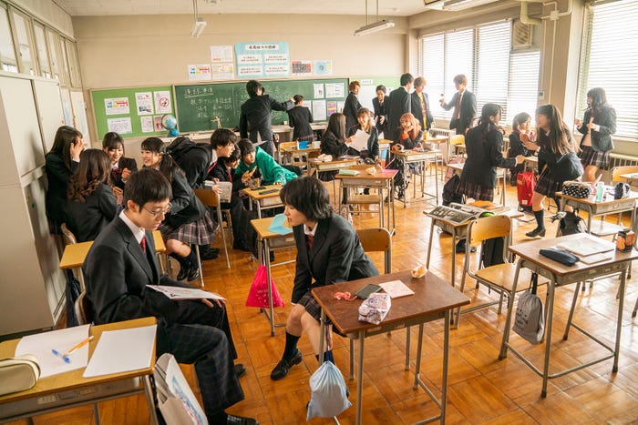 (手前右)早乙女ゆう(C)「都立水商!~令和~」製作委員会・MBS