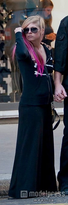 お腹ポッコリ。妊娠説が浮上しているアヴリル・ラヴィーン。Snapper Media / Zeta Image