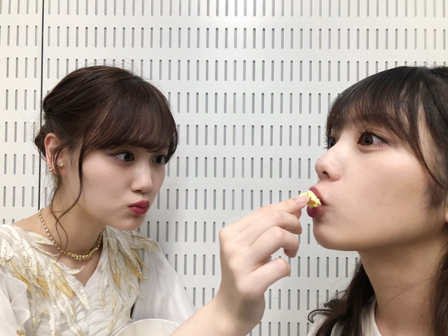 乃木坂46山下美月、与田祐希に“あーん”オフショット祭りに反響「最強の癒やし」「可愛すぎ」＜1st写真集「忘れられない人」＞