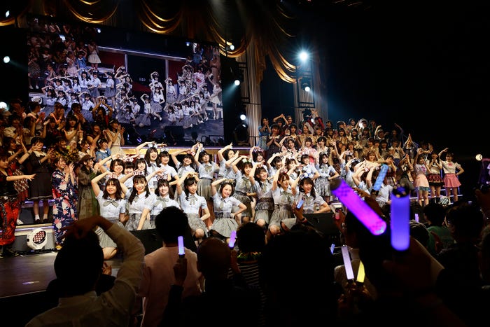 AKB48チーム8(写真提供:光文社)