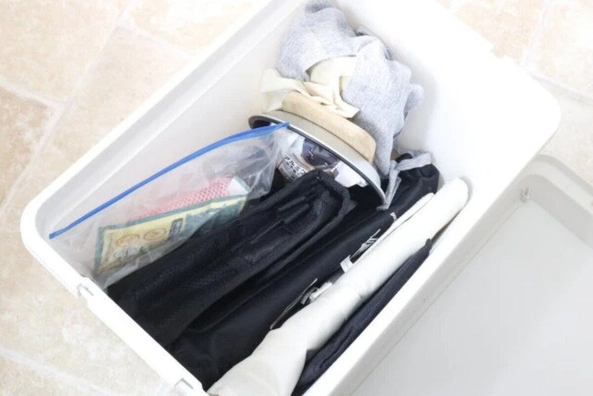 白いコンテナボックスに様々なアウトドア用品が収納 白いコンテナボックスに様々なアウトドア用品が収納