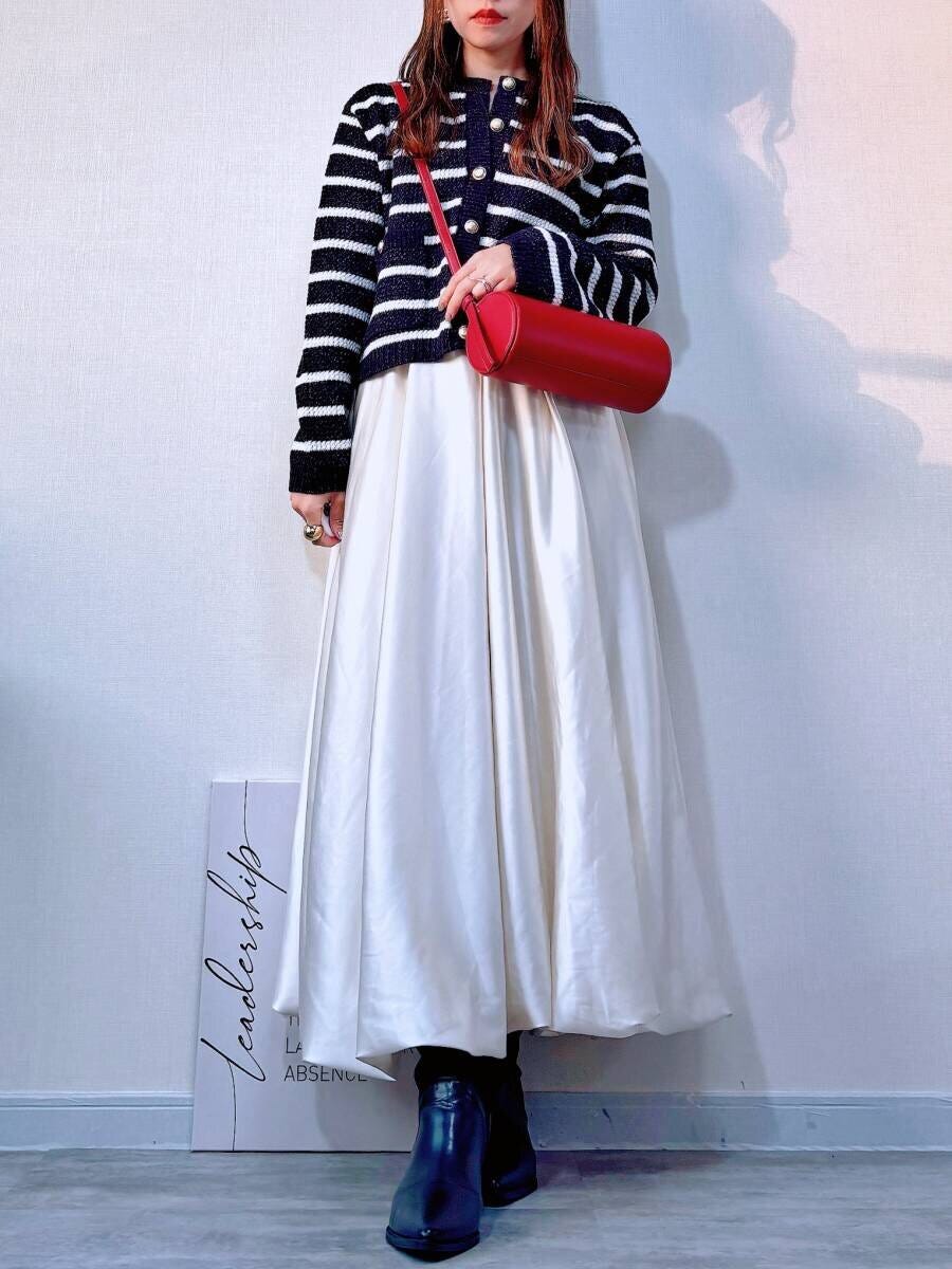 GUシリンダーバッグ　レッドと、バルーンスカートの大人可愛い差し色コーデ