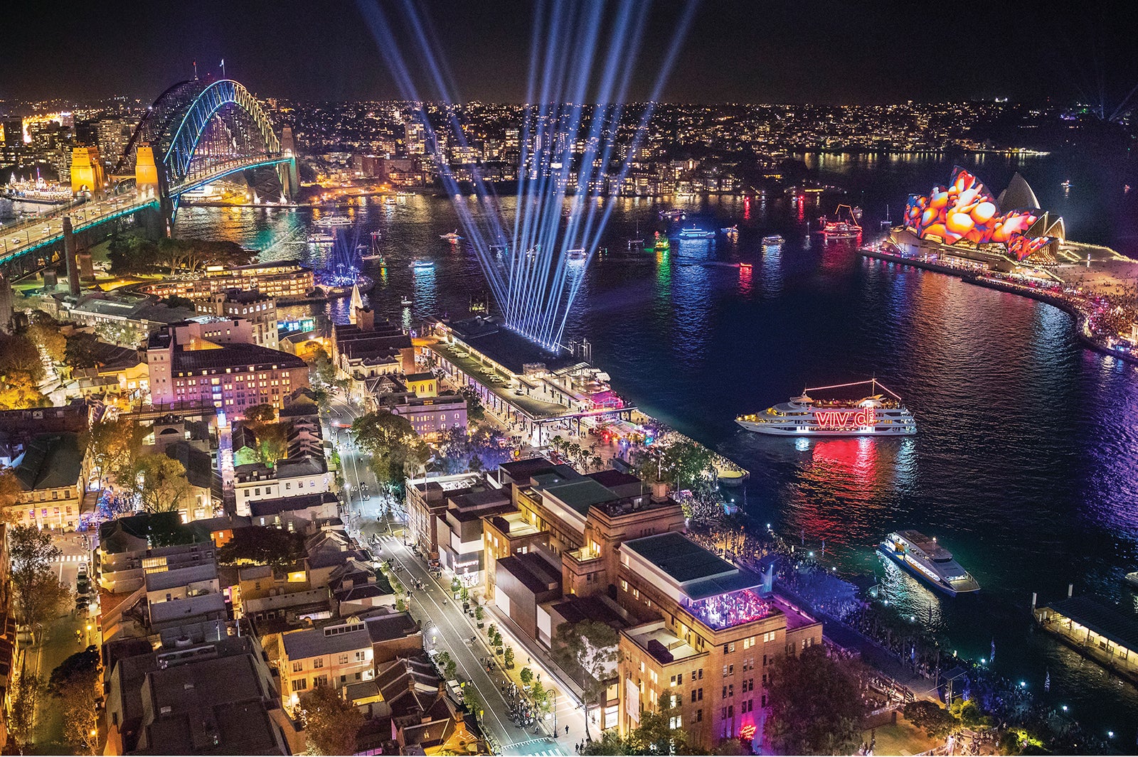 シドニー湾がこんなにも鮮やかにライトアップされるのはこの時期だけ／Destination NSW