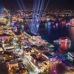 シドニー湾がこんなにも鮮やかにライトアップされるのはこの時期だけ/Destination NSW