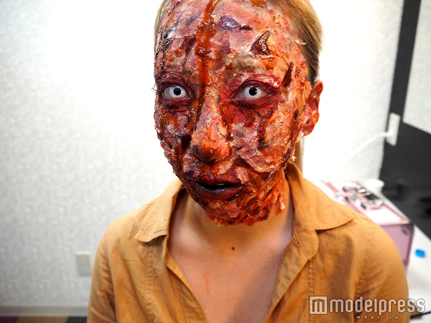 10)黒目の小さいハロウィン用カラコンをはめる