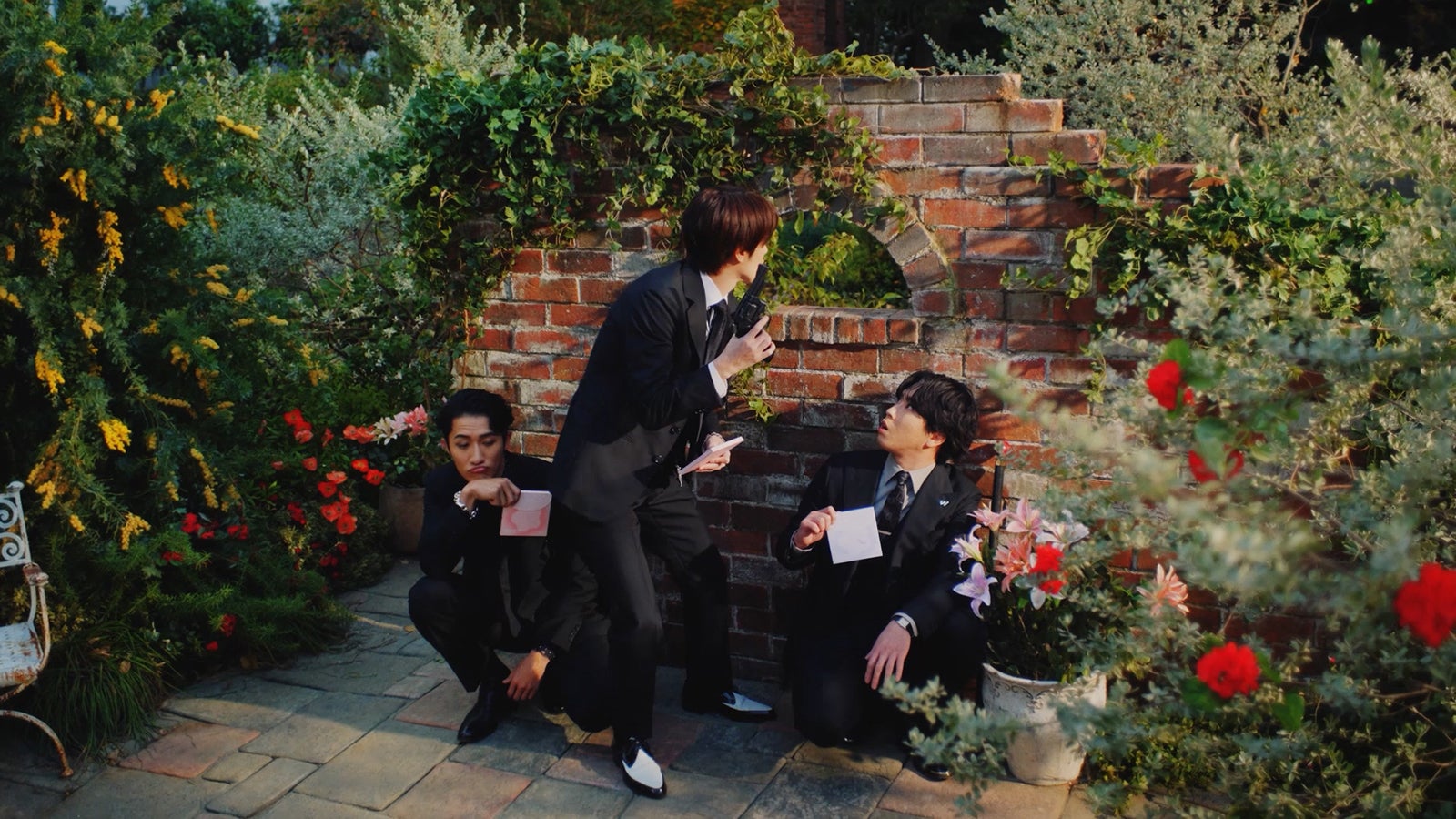 深澤辰哉、岩本照、宮舘涼太「WAVE フラワーコンタクトレンズ」新CM（提供写真）