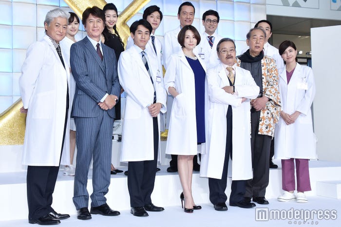 (前列左から)陣内孝則、草刈正雄、永山絢斗、米倉涼子、西田敏行、岸部一徳、内田有紀(後列左から)久住小春、是永瞳、田中圭、遠藤憲一、鈴木浩介、段田安則/「ドクターX~外科医・大門未知子~」制作発表記者会見より(C)モデルプレス