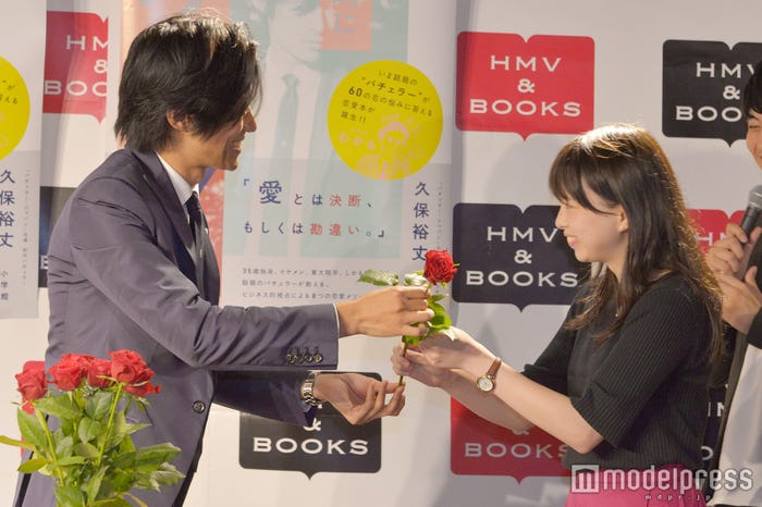 “ローズセレモニー”を行う久保裕丈 (C)モデルプレス