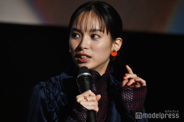 佐々木雪歌のイメージカラーであるオレンジを身に着けてきた関水渚(C)モデルプレス