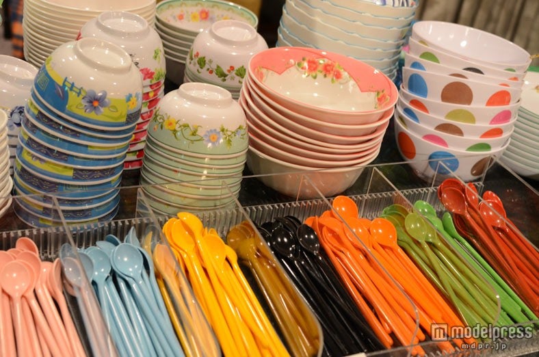 カラフルなベトナムの食器などが揃ったベトナム雑貨展示販売コーナー