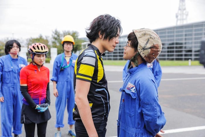 間宮祥太朗&矢本悠馬、公私ともに仲の良い2人が火花を散らす!?(C)2017映画「トリガール!」製作委員会