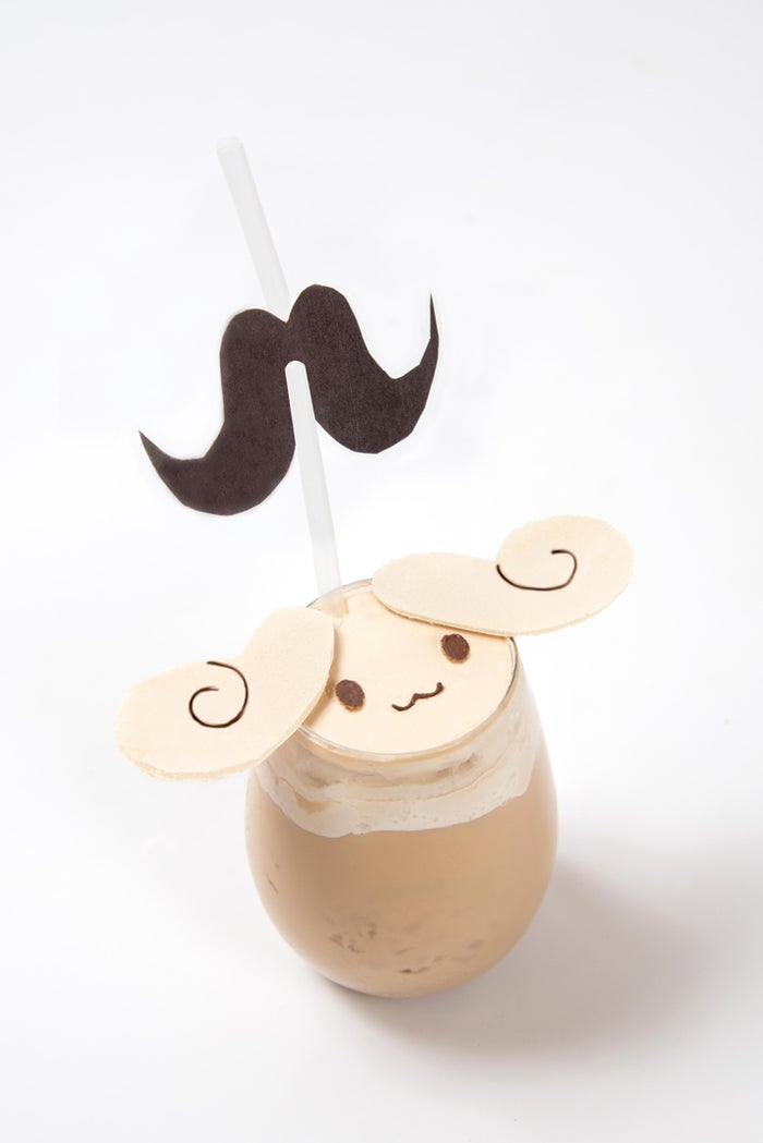 エスプレッソのジェントル☆アイスラテ ¥790(C) 2001, 2019 SANRIO CO., LTD. APPROVAL NO. G601201